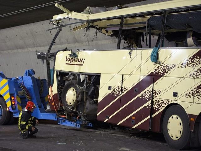 Le bus accidenté à Sierre. [LAURENT GILLIERON/Keystone]