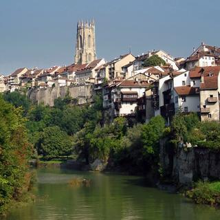 La vieille ville de Fribourg et la Sarine vues depuis la Basse-Ville. [Alexandre Chatton - RTS]