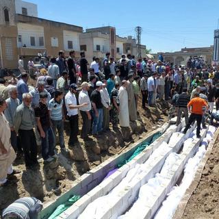 L'enterrement des victimes, samedi à Houla. [Reuters]