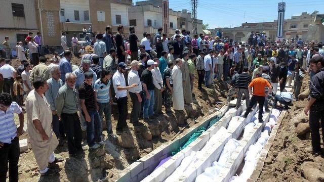 L'enterrement des victimes, samedi à Houla. [Reuters]
