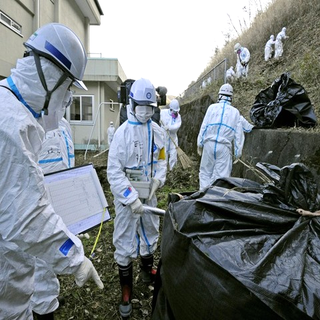 Des ouvriers décontaminent le terrain autour de la centrale nucléaire de Fukushima. [Kyodo / Reuters]