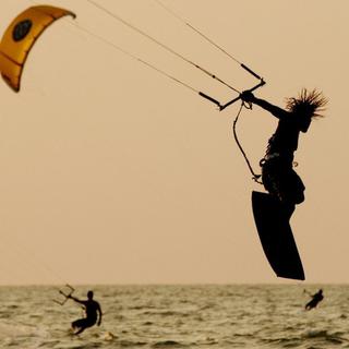 Le kitesurf consiste en une planche à voile tirée par des cerfs-volants. [Ricardo Maldonado / EPA / Keystone]