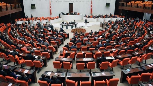 Le parlement turc a adopté ce jeudi une motion autorisant l'armée à conduire des opérations en Syrie [AP Photo / Keystone]