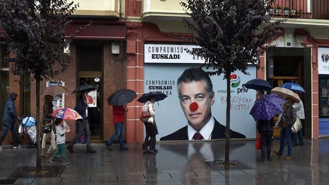 Affiche électorale d'Inigo Urkullu, président du Parti nationaliste basque, dans une rue de Guernica [Reuters - Vincent West]