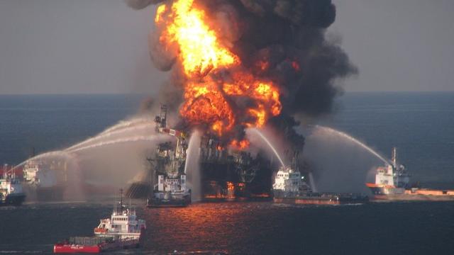 21 avril 2010, la plateforme "Deepwater Horizon" en feu après l'explosion. [REUTERS/handout]