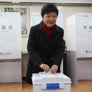 Park Geun-Hye, la candidate conservatrice glisse son bulletin dans l'urne. [Kim Hong-Ji - Reuters]