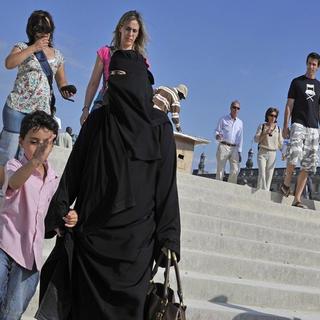 La burqa et le niqab ne sont pas interdits dans les lieux publics suisses. [Horacio Vilalobos / Keystone]