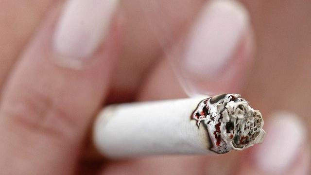 Faut-il aller plus loin dans l'interdiction de la fumée? [Jens Meyer / Keystone]
