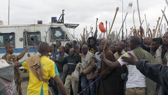 Un millier de grévistes manifestent en ce moment devant la mine de Marikana. [Denis Farrell / Keystone]