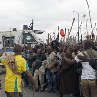 Un millier de grévistes manifestent en ce moment devant la mine de Marikana. [Denis Farrell / Keystone]
