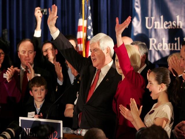 Newt Gingrich célébrant sa victoire à Columbia en Caroline du Sud, soutenu par sa femme Callista. [Mary Ann Chastain / Reuters]