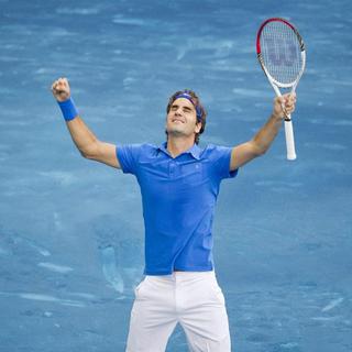 Le "V" de la victoire pour Federer. [Daniel Ochoa de Olza/Keystone]