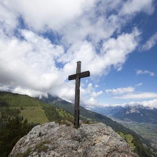 Le guide de montagne fribourgeois écope de 90 jours-amende pour avoir scié des croix. [Arno Balzarini / Keystone]