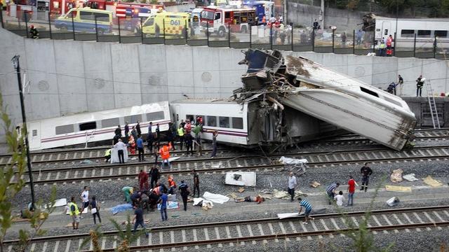 Les wagons enchevêtrés du train. [Oscar Corral - Reuters]