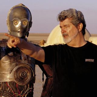 Walt Disney a racheté le groupe fondé par George Lucas, ici avec C-3PO sur le tournage de "L'attaque des clones", pour 4 milliards de dollars. [AP Photo/Lucasfilm Ltd. & TM, Lisa Tomasetti,]