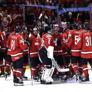 L'équipe de Suisse de hockey sur glace fête sa victoire contre le Canada [Keystone/Salvatore Di Nolfi]