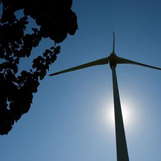 Le projet prévoit quatre nouvelles éoliennes dans la région de Charrat/Saxon. [Jean-Christophe Bott - Keystone]