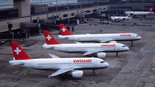 Des avions de Swissair à Kloten en 1996. [Keystone - Martin Ruetschi]