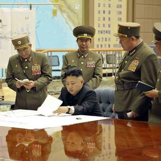 Le leader de la Corée du Nord, Kim Jong-Un, en réunion avec ses généraux. [KCNA - EPA/Keystone]