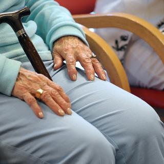 La prise en charge des soins à domicile des patients souffrant d'Alzheimer ne sera pas illimitée. [Miguel Medina - AFP]