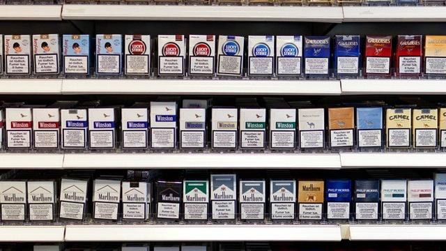 Le prix des paquets de cigarettes pourrait augmenter. [Gaétan Bally - Keystone]