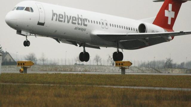 Un avion d'Helvetic Airways. [Steffen Schmidt / Keystone]