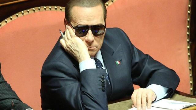 Le regard sombre de Silvio Berlusconi. [Keystone/Alessandro di Meo]