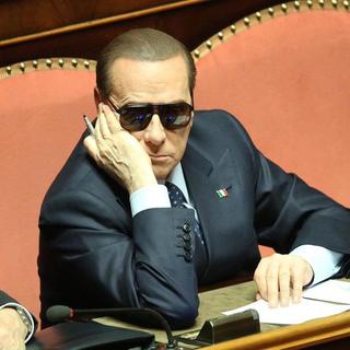 Le regard sombre de Silvio Berlusconi. [Keystone/Alessandro di Meo]