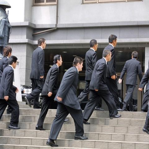 Des membres des Yamaguchi-gumi à Kobe en 2007 lors des funérailles d'un des parrains de la famille. [STR / AFP]