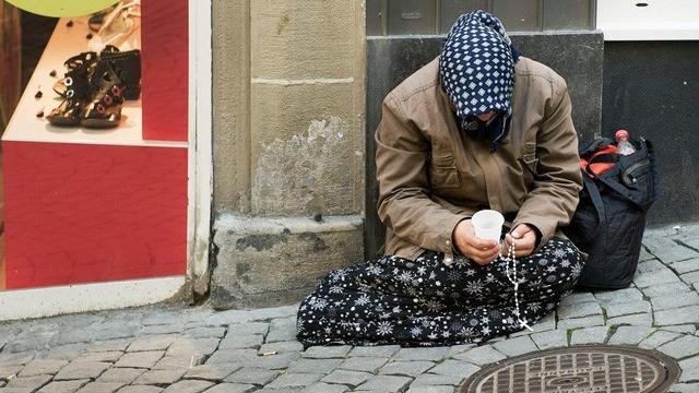 La ville de Lausanne a décidé de limiter fortement la mendicité. [Jean-Christophe Bott - Keystone]