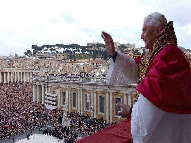 Le pape lors de son élection, le 19 avril 2005, sur le balcon de la basilique Saint-Pierre. [EPA / MARI / VATICAN POOL]