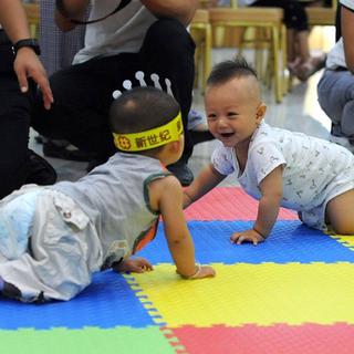 Les Chinois pourront désormais avoir deux enfants. [STR/AFP]
