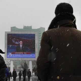 L'annonce du nouvel essai nucléaire sur un écran géant devant la gare de Pyongyang, ce 12 février. [Jon Chol Jin / AP Photo / Keystone]