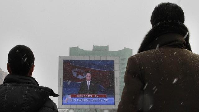 L'annonce du nouvel essai nucléaire sur un écran géant devant la gare de Pyongyang, ce 12 février. [Jon Chol Jin / AP Photo / Keystone]