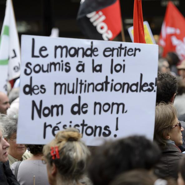 Manifestation à Genève à l'occasion de la journée européenne d'action contre les traités de libre-échange. [Martial Trezzini]