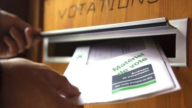 La participation pour ces votations serait de 43%, un résultat satisfaisant. [Laurent Gillieron / Keystone]