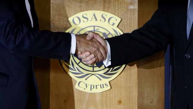 Le président chypriote-grec Nicos Anastasiades et le leader chypriote-turc Mustafa Akinci négocient depuis mai 2015 sous l'égide de l'ONU. [AP/Keystone - Petros Karadjias]