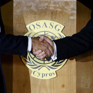 Le président chypriote-grec Nicos Anastasiades et le leader chypriote-turc Mustafa Akinci négocient depuis mai 2015 sous l'égide de l'ONU. [AP/Keystone - Petros Karadjias]
