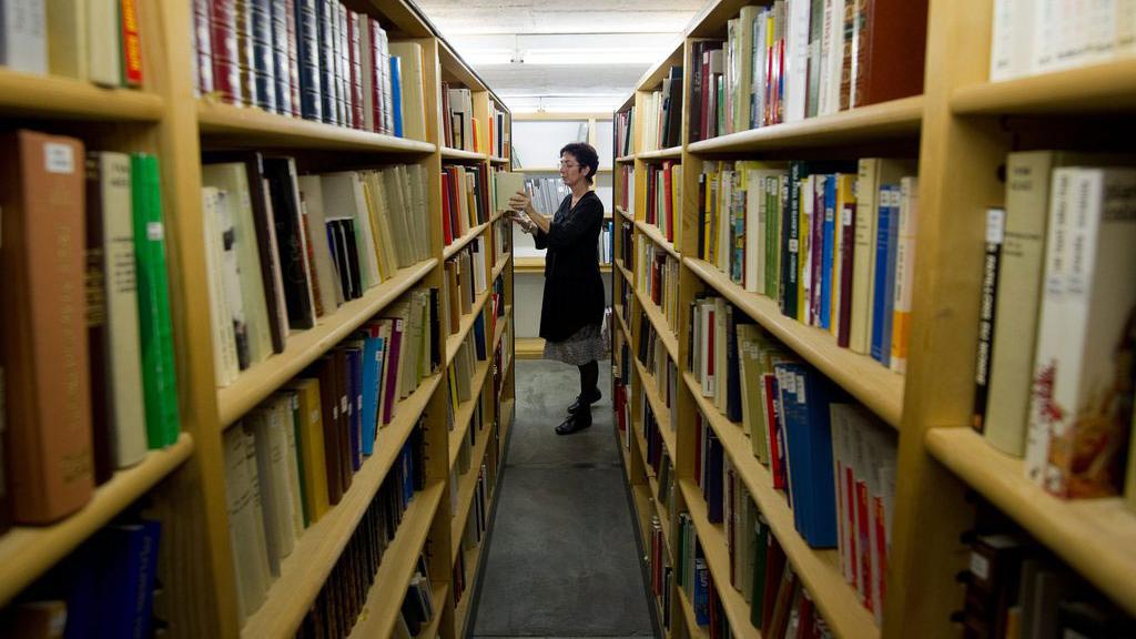 L'emprunt d'un livre à la bibliothèque ne sera peut-être plus gratuit. [Keystone - Jean-Christophe Bott]