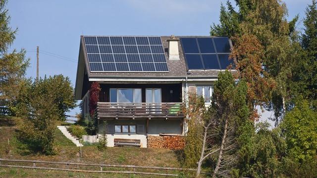 Une installation photovoltaïque sur un bâtiment des Grisons. [Keystone - Gaëtan Bally]