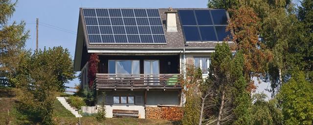 Une installation photovoltaïque sur un bâtiment des Grisons. [Keystone - Gaëtan Bally]