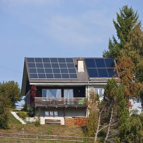 Une installation photovoltaïque sur un bâtiment des Grisons. [Keystone - Gaëtan Bally]