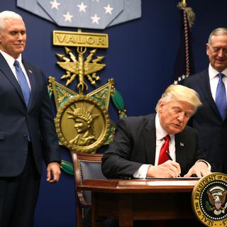 Donald Trump signe un décret pour "protéger la nation contre l'entrée de terroristes étrangers aux Etats-Unis". [REUTERS/Carlos Barria]