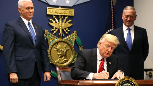 Donald Trump signe un décret pour "protéger la nation contre l'entrée de terroristes étrangers aux Etats-Unis". [REUTERS/Carlos Barria]