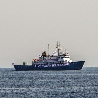 Le navire C-Star, photographié le 5 août 2017 au large de la côte libyenne. [AFP - Angelos Tzortzinis]