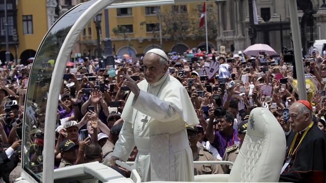 Le pape François quitte la Plaza de Armas à Lima, au Pérou, après avoir célébré la prière de l'Angélus. [Keystone - Alessandra Tarantino]