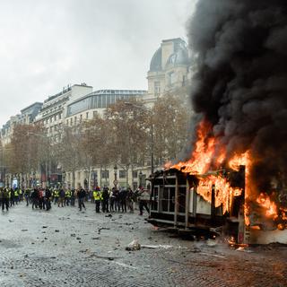 Manifestation des gilets-jaunes à Paris. Les Champs-Elysées sont le théâtre d'affrontements violents avec les forces de l'ordre. [AFP - Benoit Durand/Hans Lucas]