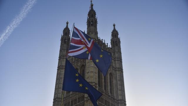 Theresa May va tenter ce lundi de conjurer un rejet de son accord de Brexit auprès des députés avant un vote crucial du Parlement, mardi. [AFP - Alberto Pezzali / NurPhoto]