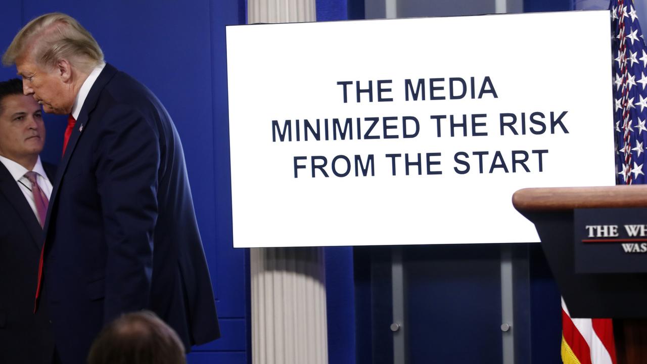 Donald Trump descend du podium de la salle de presse afin de laisser la place à une vidéo produite par la Maison Blanche faisant l'éloge de son travail. Washington DC, lundi 13 avril 2020. [Keystone/AP photo - Alex Brandon]