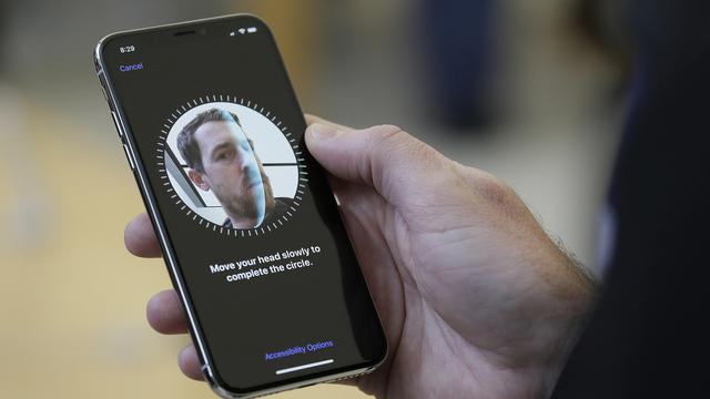 Un utilisateur teste le Face ID [AP Photo/KEYSTONE - Eric Risberg]